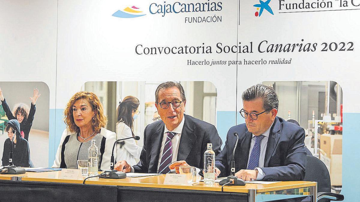 Margarita Ramos, Antonio Vila y Juan Ramón Fuertes han presentado la resolución en Las Palmas.