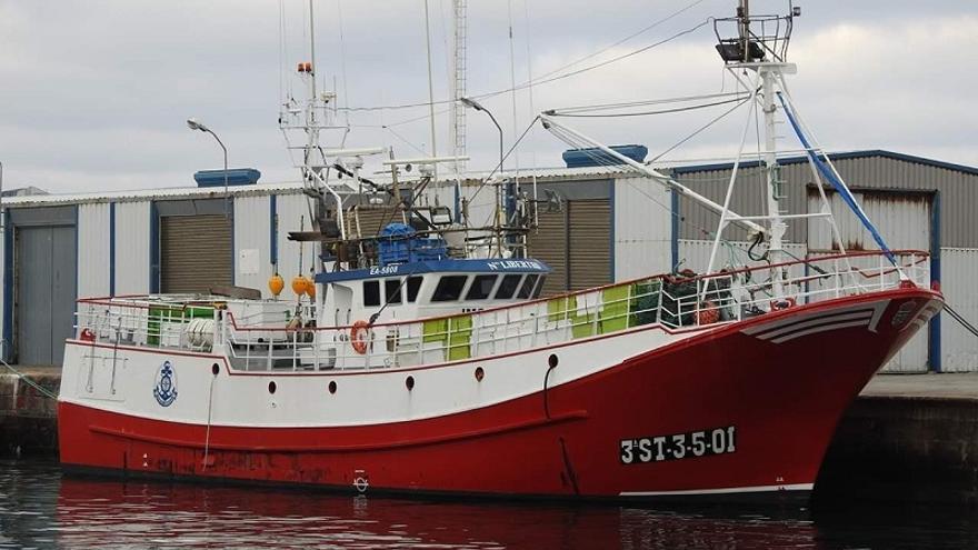 Rescatan a los cinco tripulantes de un pesquero que embarrancó ante Ribadeo