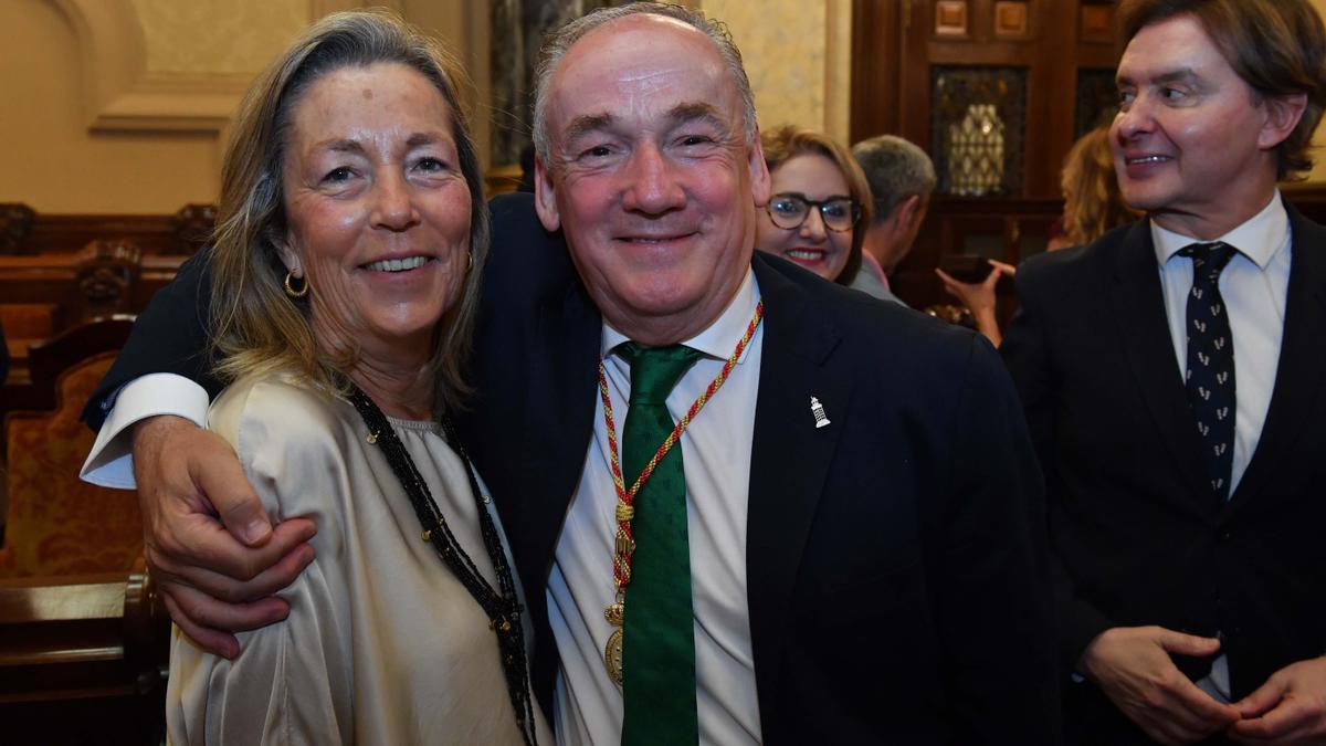 Miguel Lorenzo y Rosa Gallego en el pleno de investidura de Inés Rey como alcadesa de A Coruña.