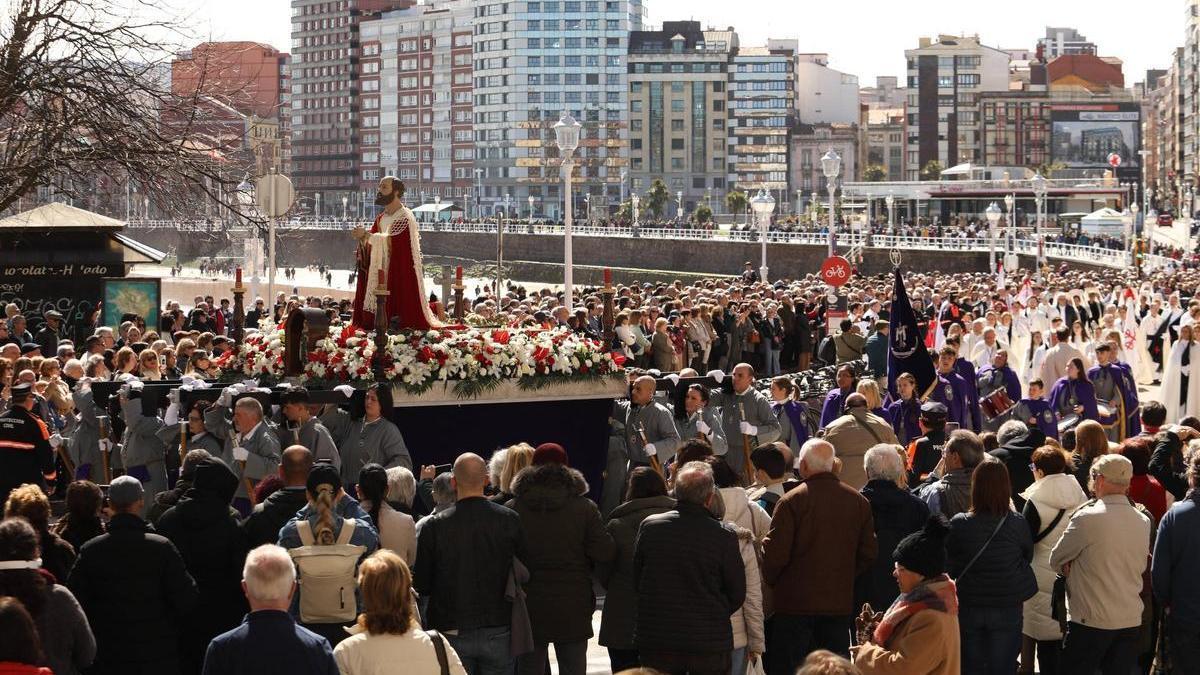 Un instante de la procesión del Encuentro de Resurrección del año pasado.