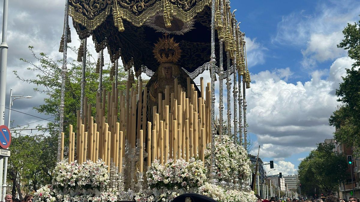 La Virgen de los Dolores se enfila por Carlos V a buen ritmo para adentrarse en el centro de Sevilla.