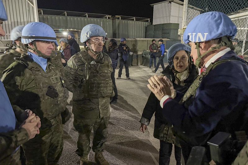 La ministra Robles visita a los soldados de la Brigada X en Líbano