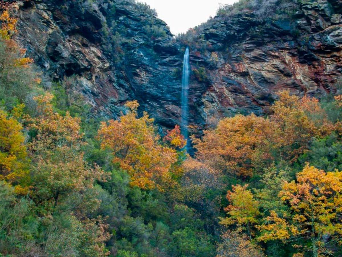 La zona cuenta con rutas de senderismo y es una opción perfecta para desconectar del mundo urbano.
