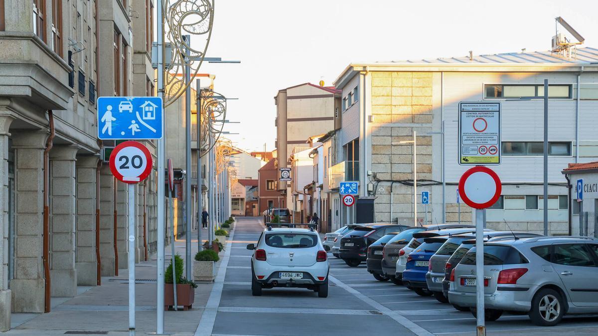 Acceso a la zona residencial de A Illa en la avenida Castelao.