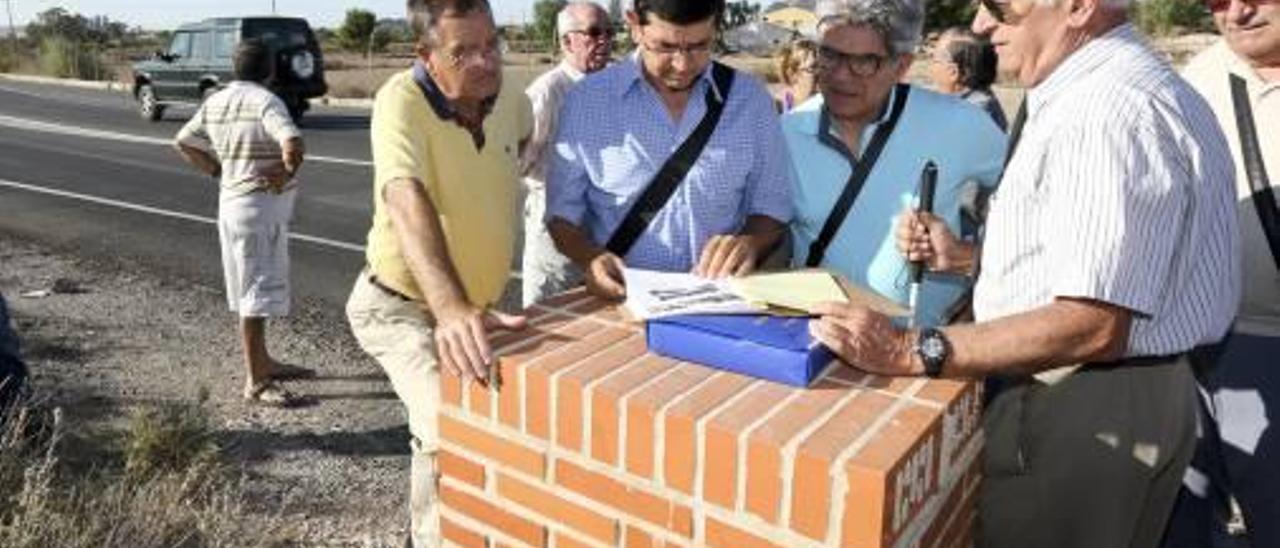 Los vecinos, con técnicos de la Diputación el martes.