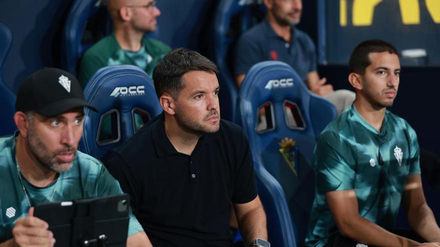 Larcamón se rinde a su plantilla tras la victoria del Sporting en Cádiz: "Cuando hay dificultad están unidos"