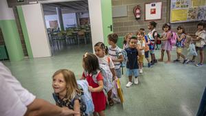 Niños y niñas, entrando en clase, en la vuelta al cole del año pasado