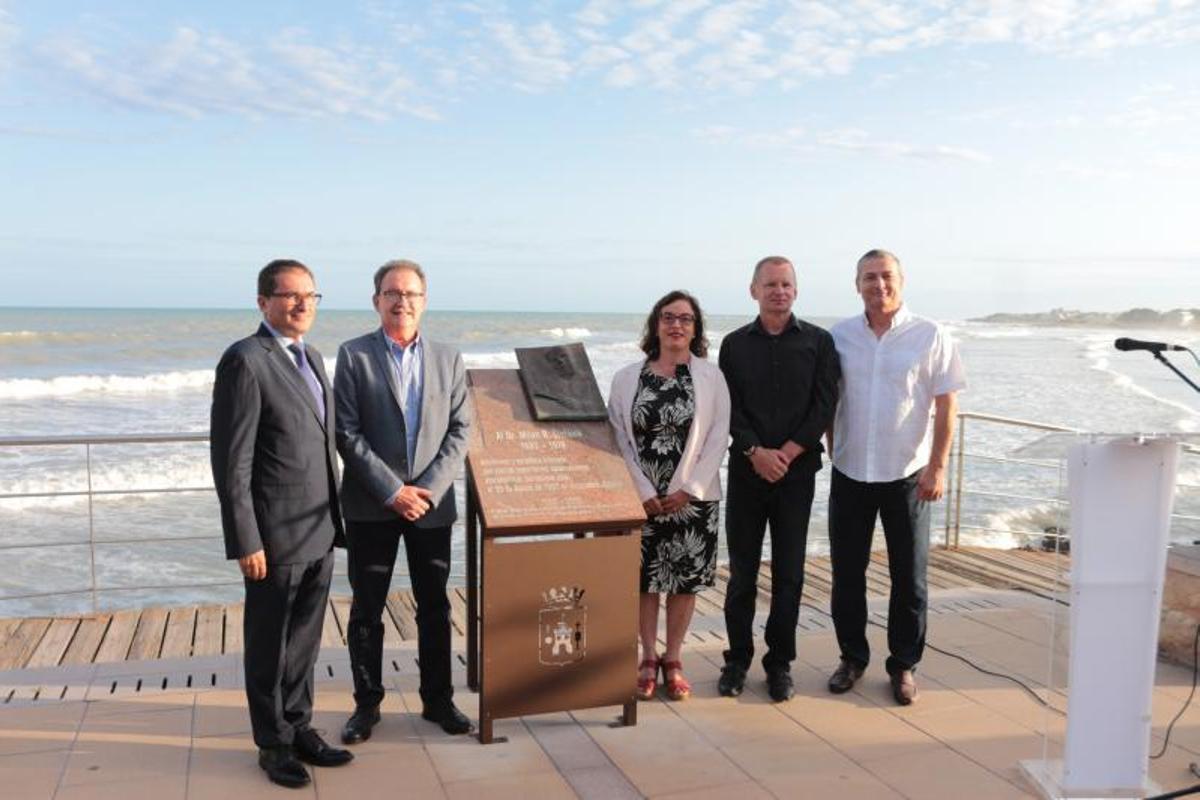 Placa homenaje a la expedición de 1905 para ver el eclipse solar en Alcossebre.