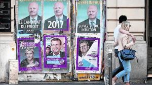 Colaje de carteles electorales en una pared de un edificio de París.