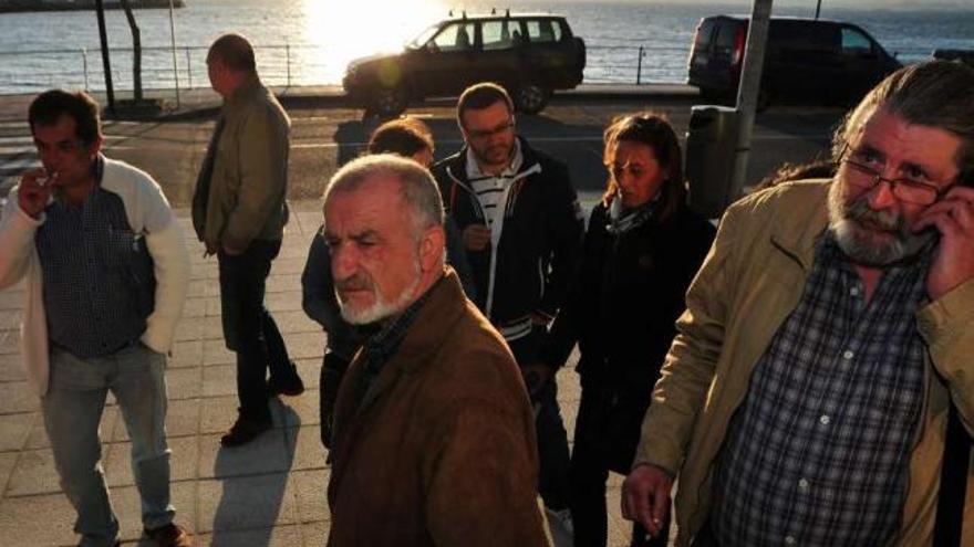 Asistentes a una de las reuniones de los colectivos culturales, ayer en Vilaxoán.  // Iñaki Abella