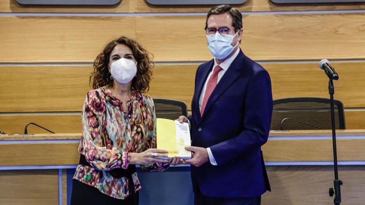 La ministra de Hacienda entrega un ejemplar del libro amarillo de Presupuestos al presidente de CEOE.