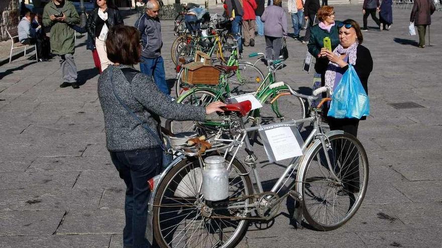 En primer término, bicis adaptadas para el reparto de leche y la actividad de limpiabotas.