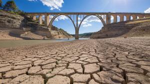 España se queda sin agua: aspecto del embalse de Entrepeñas (Guadalajara), sin agua