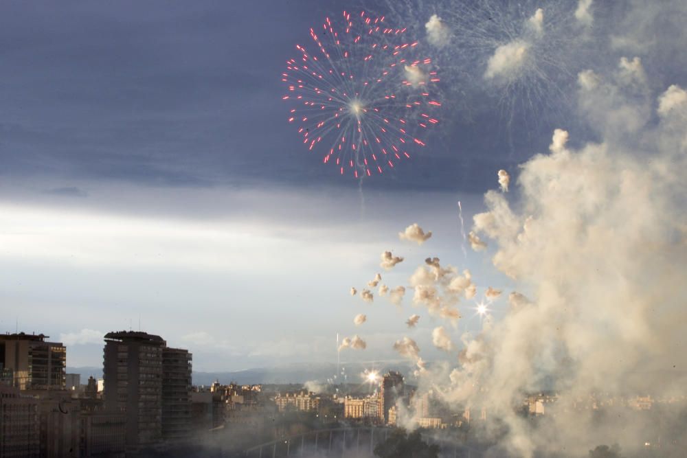 Espectacular mascletà aérea en la Alameda