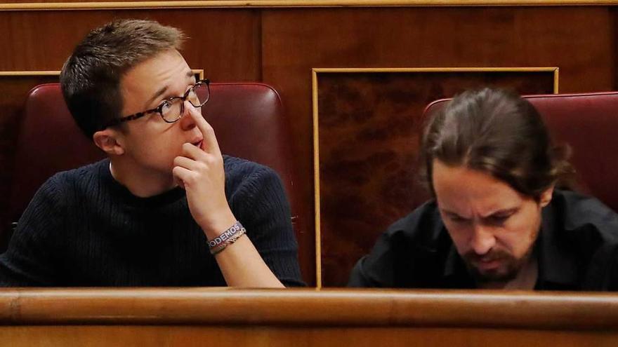 Errejón e Iglesias, sentados en sus escaños del Congreso.