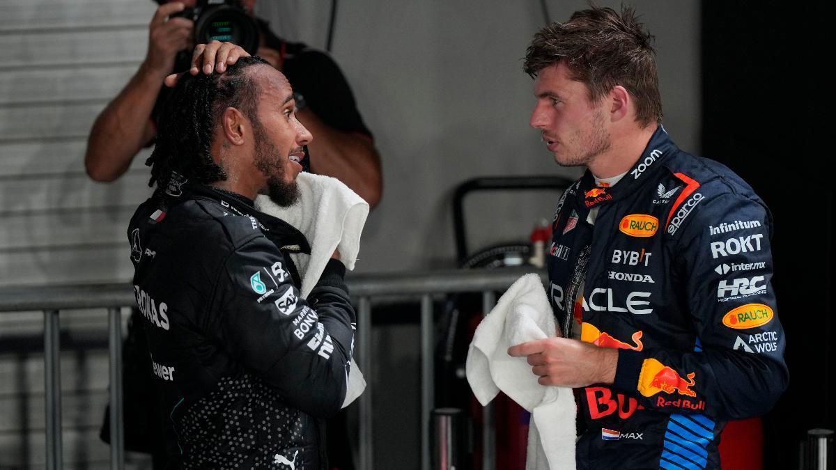 Max Verstappen charla con Lewis Hamilton en Singapur