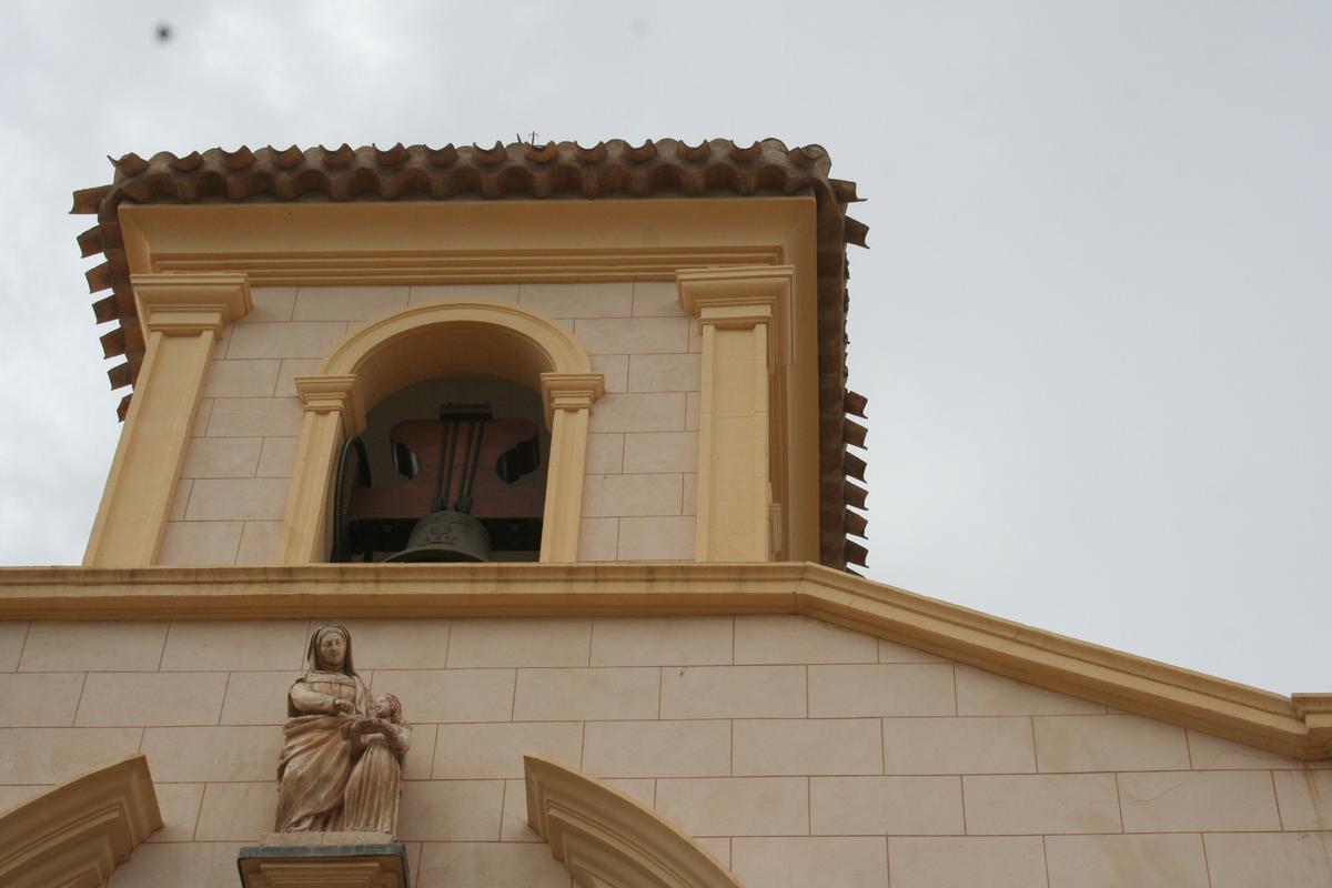 Detalle de la parte alta de la torre campanario de la que se desprendían las tejas.