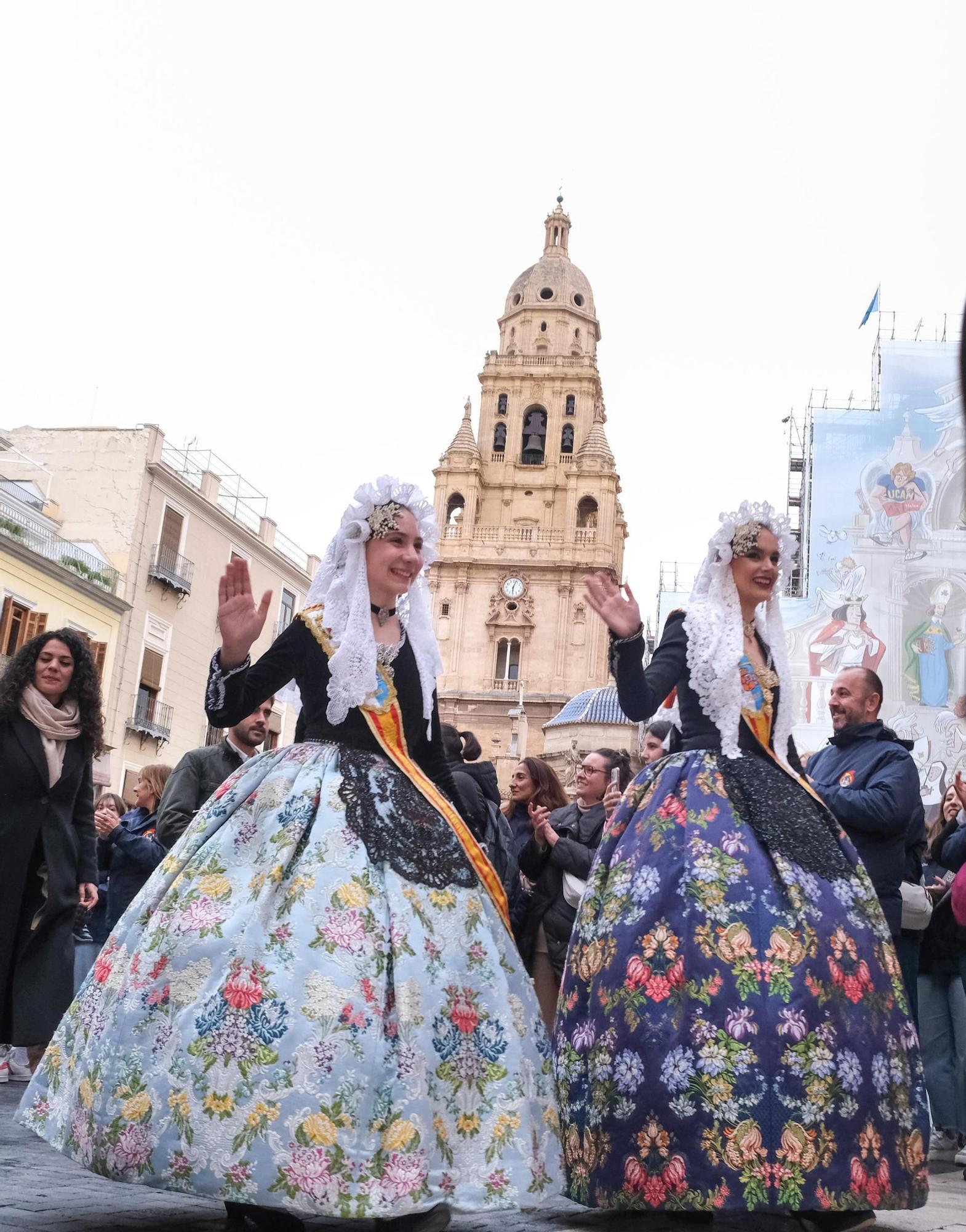 Así ha sido el desfile por las calles de Murcia de las candidatas a Bellea del Foc