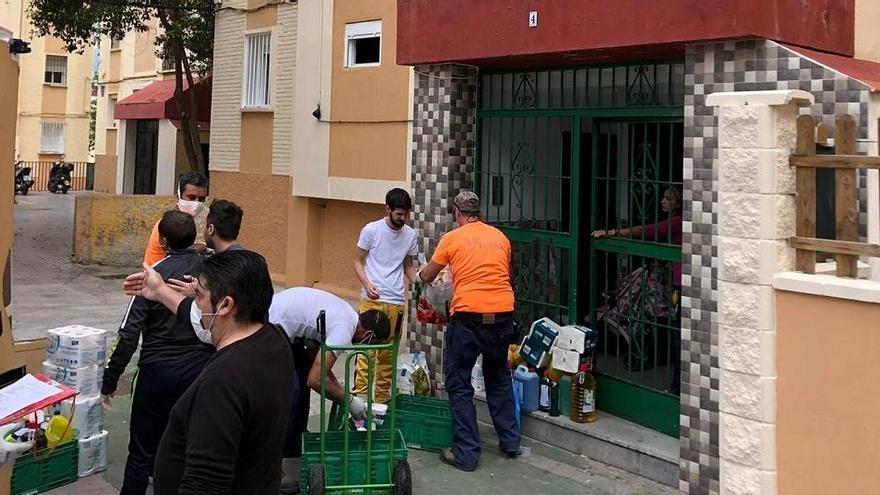 Reparto de alimentos em un barrio de Málaga.