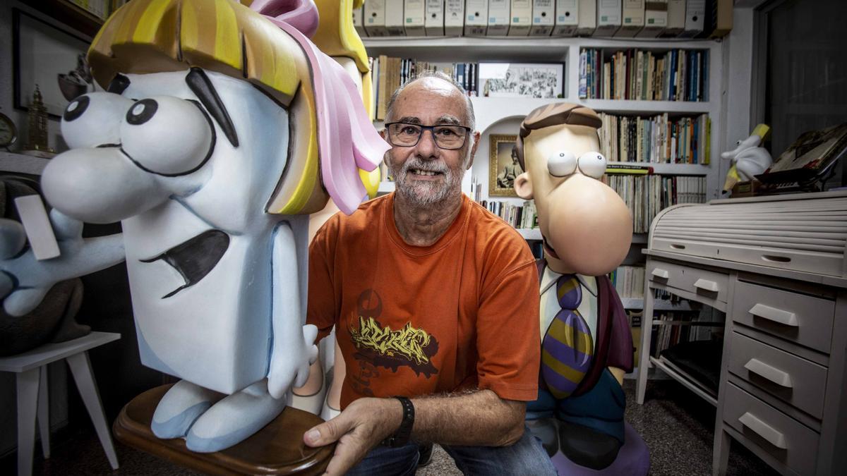 El dibujante Enrique, rodeado de algunas de sus viñetas publicadas en INFORMACIÓN