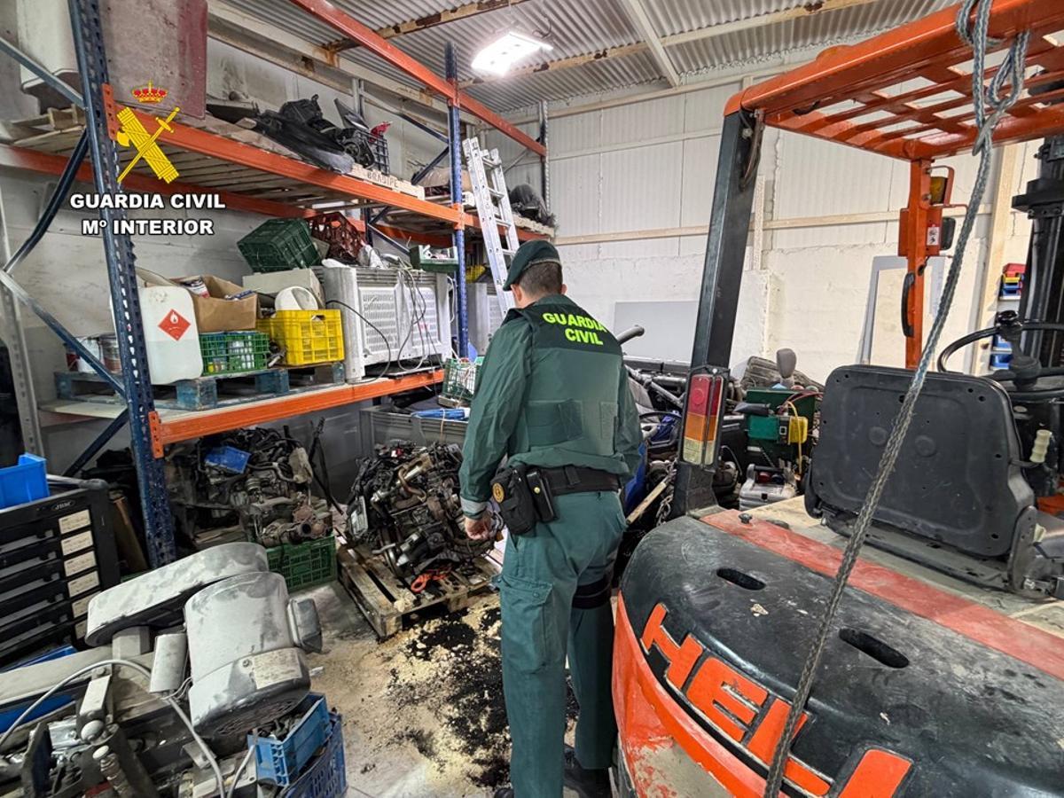 Los agentes inspeccionan el taller que operaba sin autorización