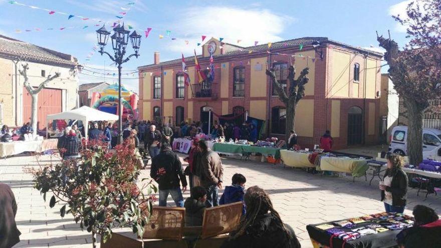 Mercado artesanal celebrado hoy en Villalba de la Lampreana.