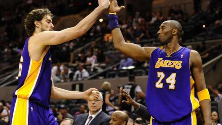 Pau Gasol celebra con Kobe Bryant un triunfo en la temporada pasada. / efe / larry w. smith