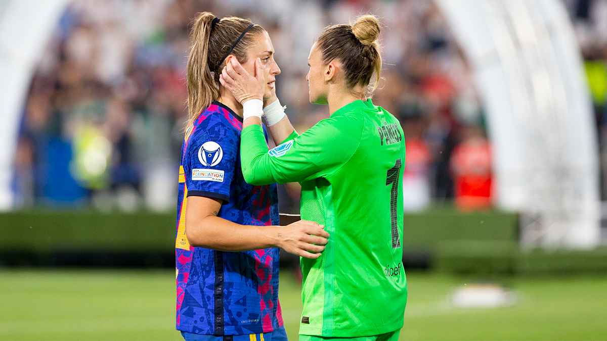 Sandra Paños consolando a Alexia tras la final de la Champions