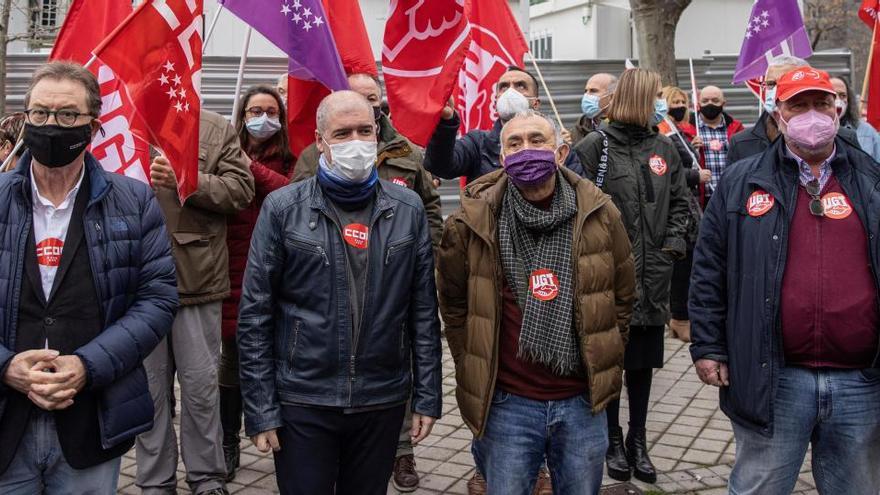 Los secretarios generales de UGT y CCOO, Pepe Álvarez (2d) y Unai Sordo (2i).