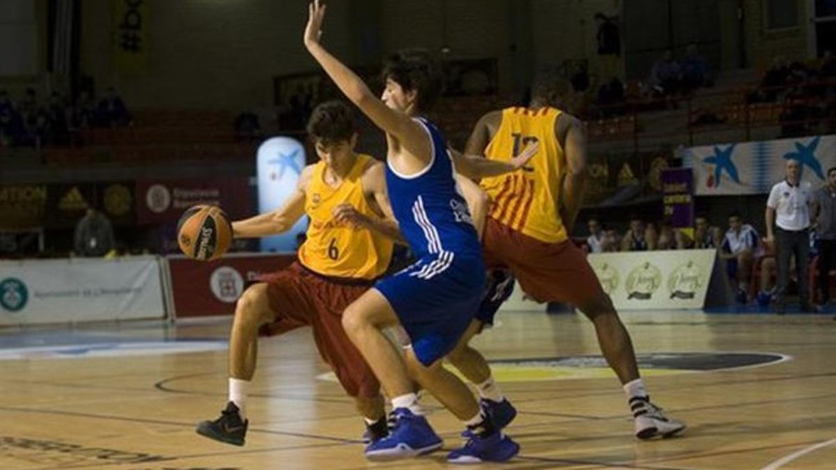 Raimon Carrasco (6) intenta aprovechar un bloqueo de Atoumane Diagne (12)