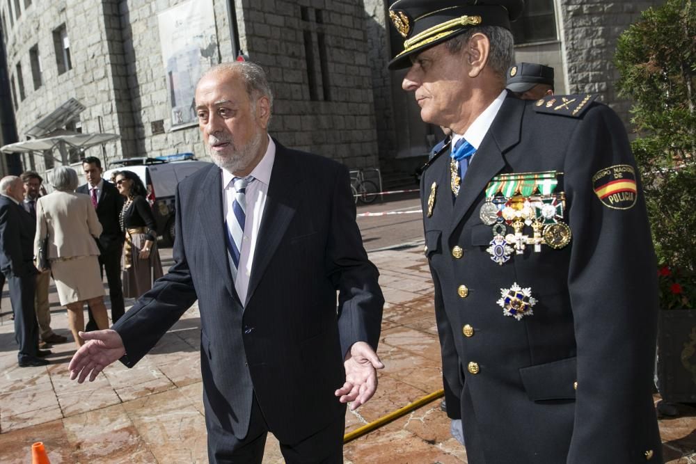 Entrega de medallas a Los Santos Ángeles Custodios en Oviedo