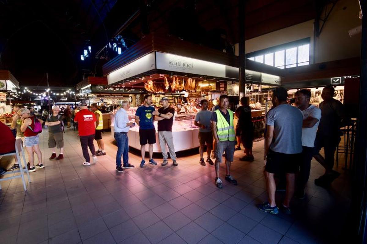 Personas confinadas en el interior del Mercat Central de Tarragona, este jueves por la tarde.