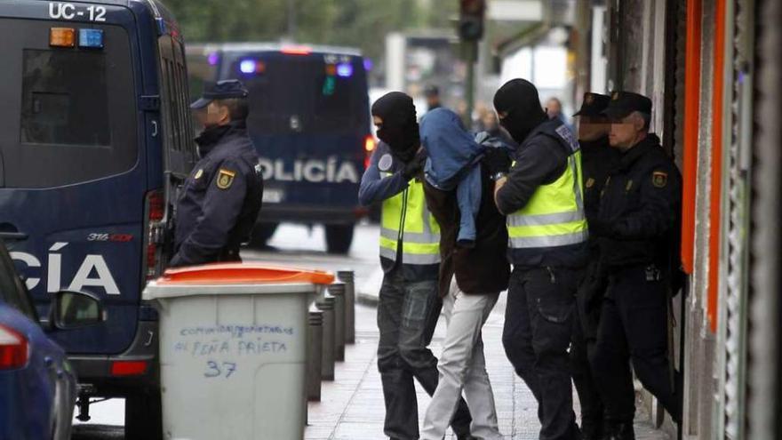 Detención de uno de los tres yihadistas, en el barrio madrileño de Vallecas. // Efe