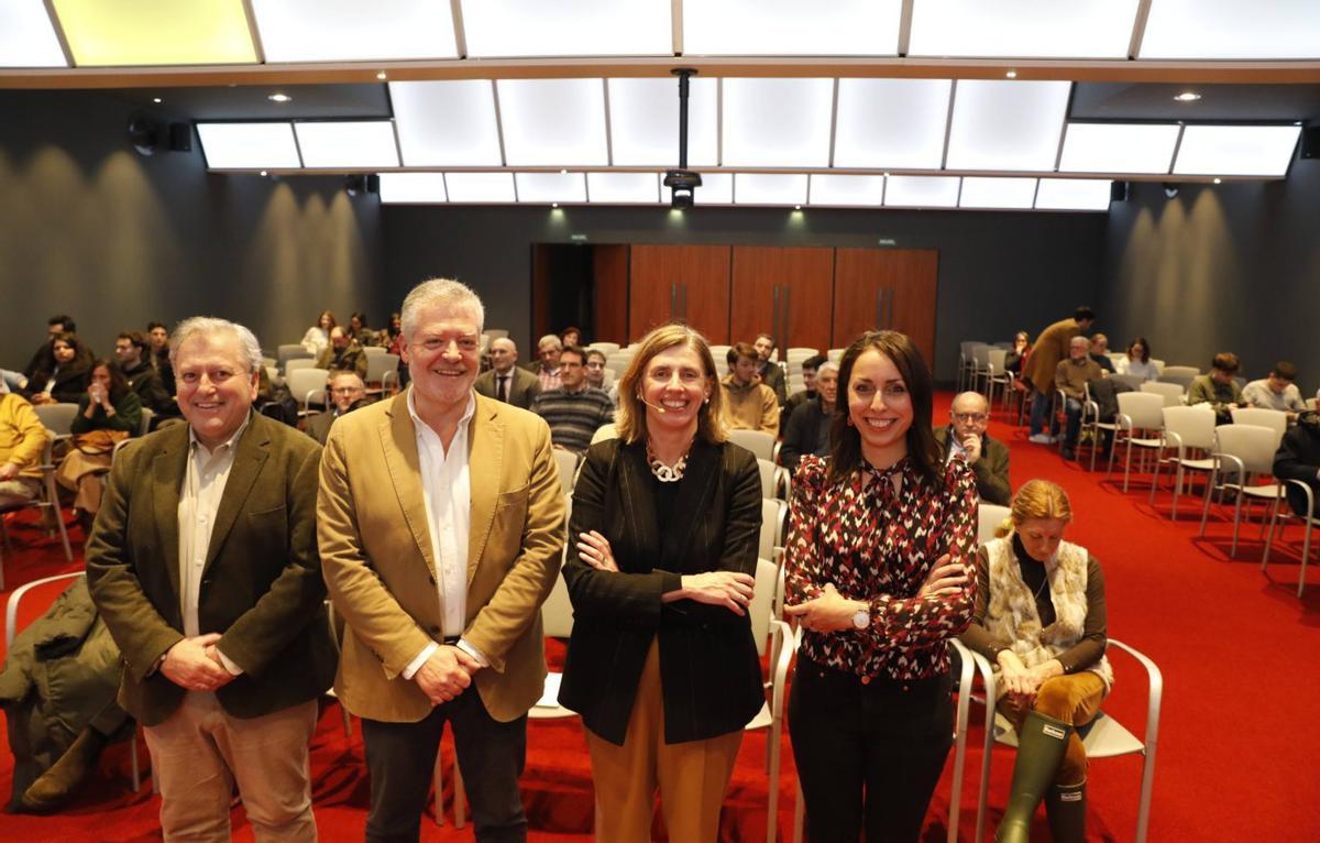 Por la izquierda, Ignacio Muñiz, Matías Marino, Eva Pando y Elena Cubillas, ayer en el Club. | FERNANDO RODRÍGUEZ
