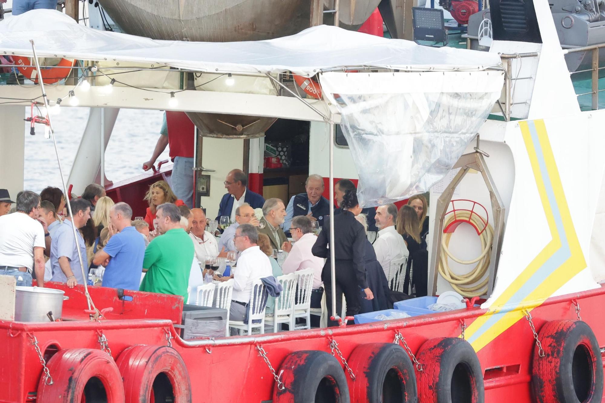 La multitudinaria cena del rey emérito y la infanta Elena a bordo de un 'bateeiro' por aguas de Sanxenxo