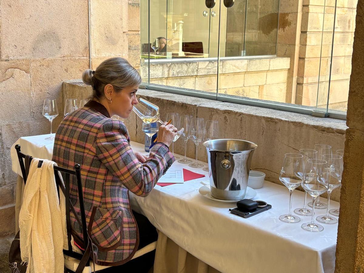 La sumiller Silvia Ortúñez durante la cata.