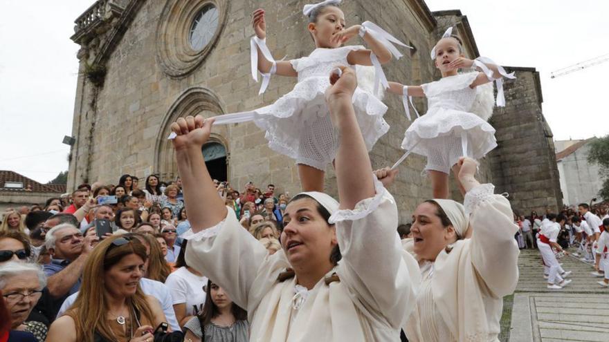 Redondela vuelve a vestirse de flores, color y baile