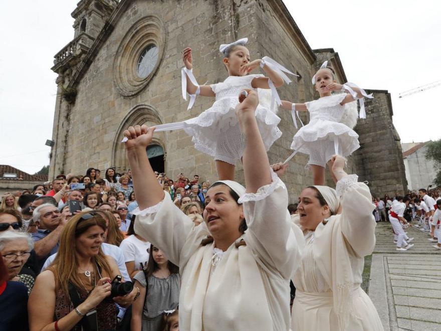 Las “penlas” sobre las “burras”, durante el baile.   // Ricardo Grobas