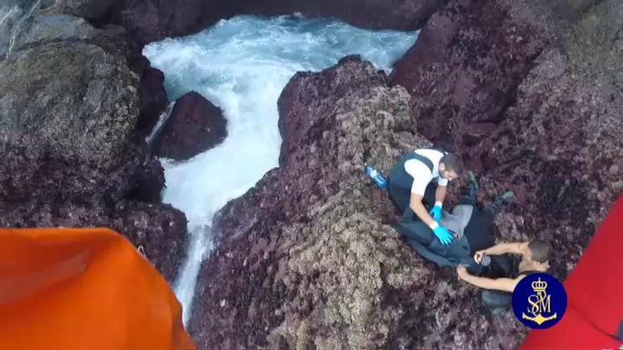 Espectacular rescate de tres percebeiros atrapados en el acantilado de Cedeira, en A Coruña