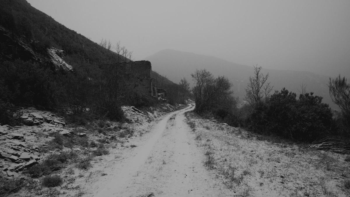 Camino a antiguas minas en Galicia en el documental de Joan Gamero.
