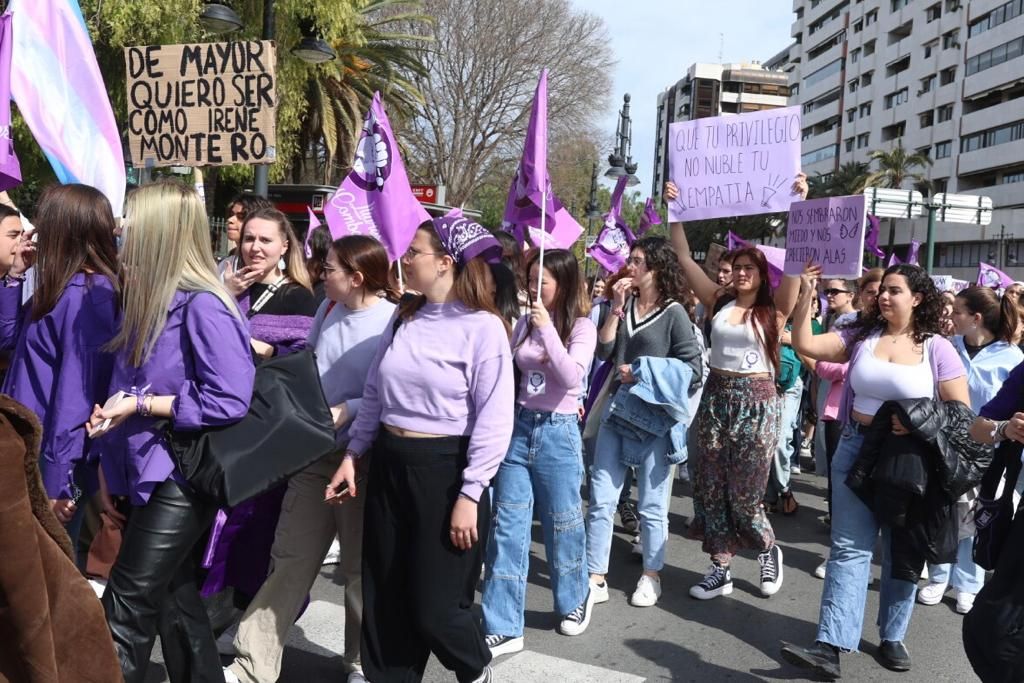 Las estudiantes toman las calles de València en el 8M