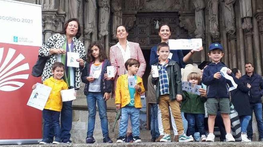 Cecilia Pereira, comisaria del Xacobeo, y Mónica y Silvana Crisóstomo, presentando &quot;Pequegrinos&quot;. // D.B.M.