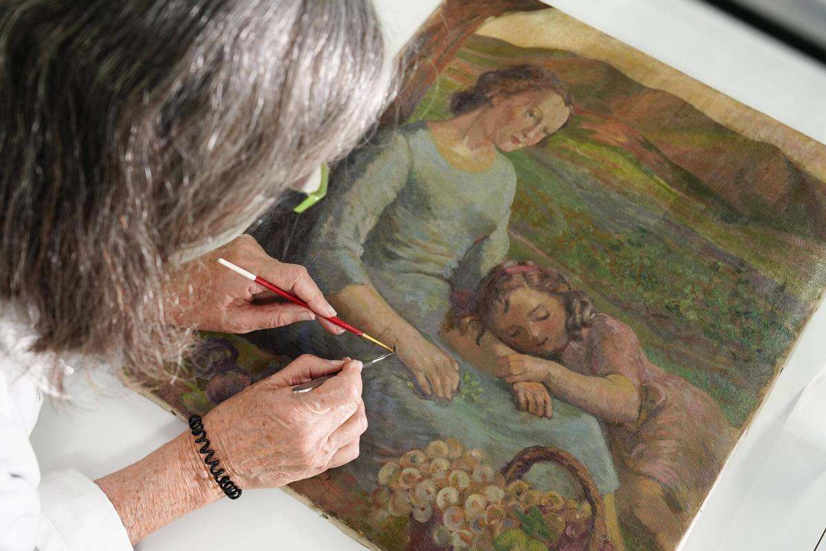 Rosa Gasol trabaja en la restauración de 'Dona i nena', una obra de Lola Anglada.