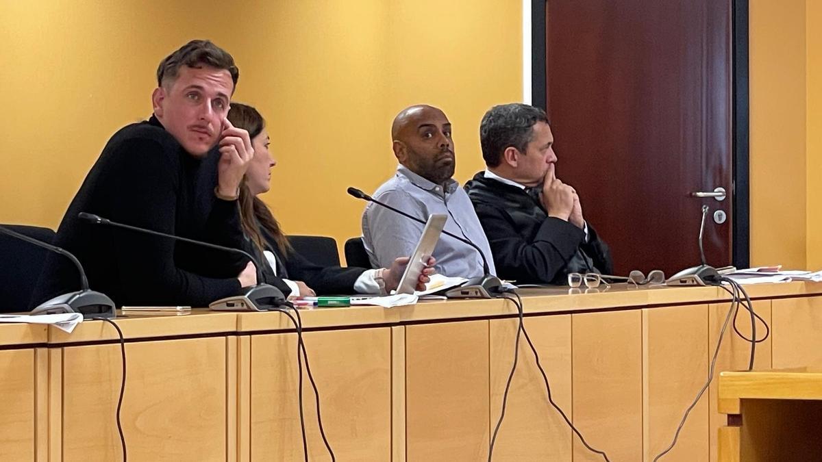 Francisco Imobach Pomares, en primer término junto a su abogada, y Mukesh Daswani, al lado del letrado que le defiende.