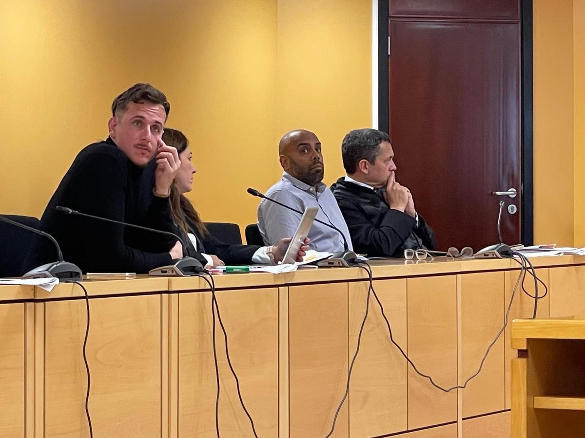 Francisco Imobach Pomares, en primer término junto a su abogada, y Mukesh Daswani, al lado del letrado que le defiende.