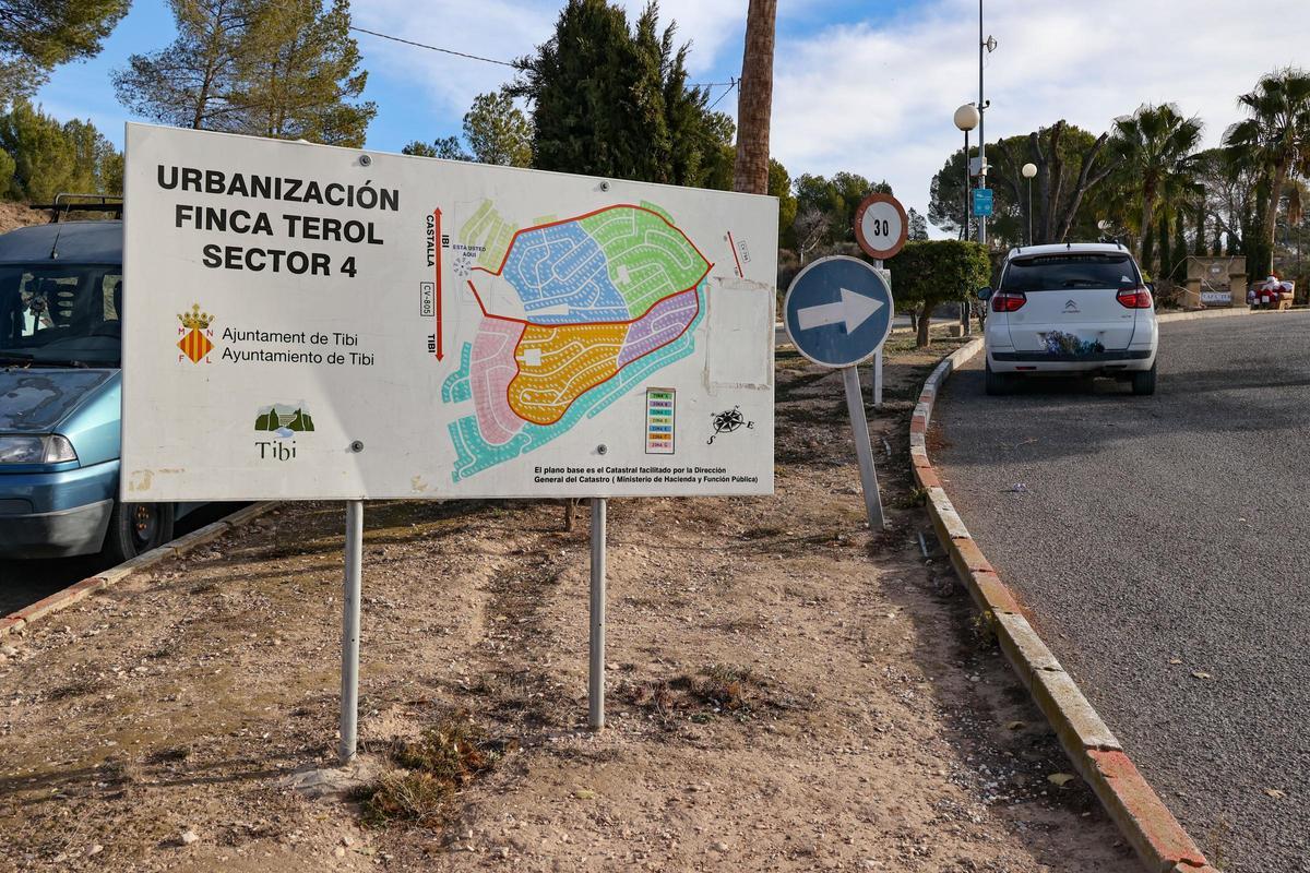 Acceso a la Finca Terol con el mapa de la gigantesca urbanización