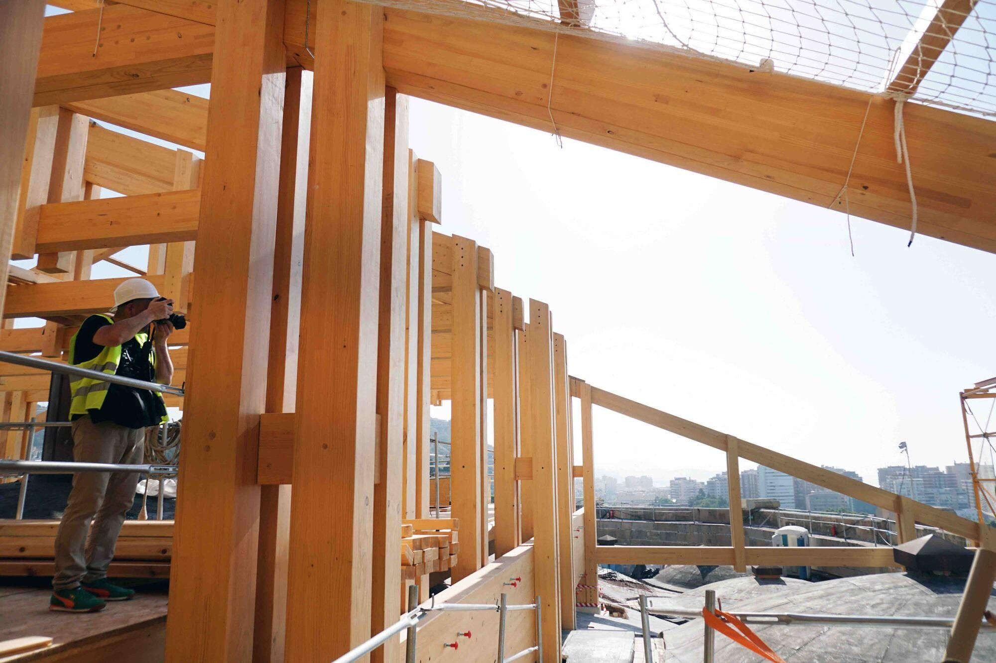 El Cabildo de la Catedral de Málaga realiza una visita guiada a la construcción del nuevo tejado, a cargo del arquitecto, Juan Manuel Sánchez La Chica, para ver el estado de las intervenciones que se vienen realizando