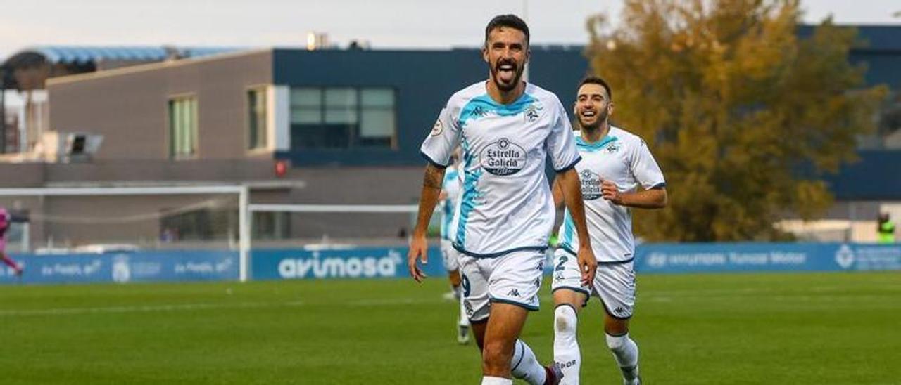 El ex del Córdoba CF, Alberto Quiles, celebra uno de los tres goles que logró para el Deportivo en el Fernando Torres.