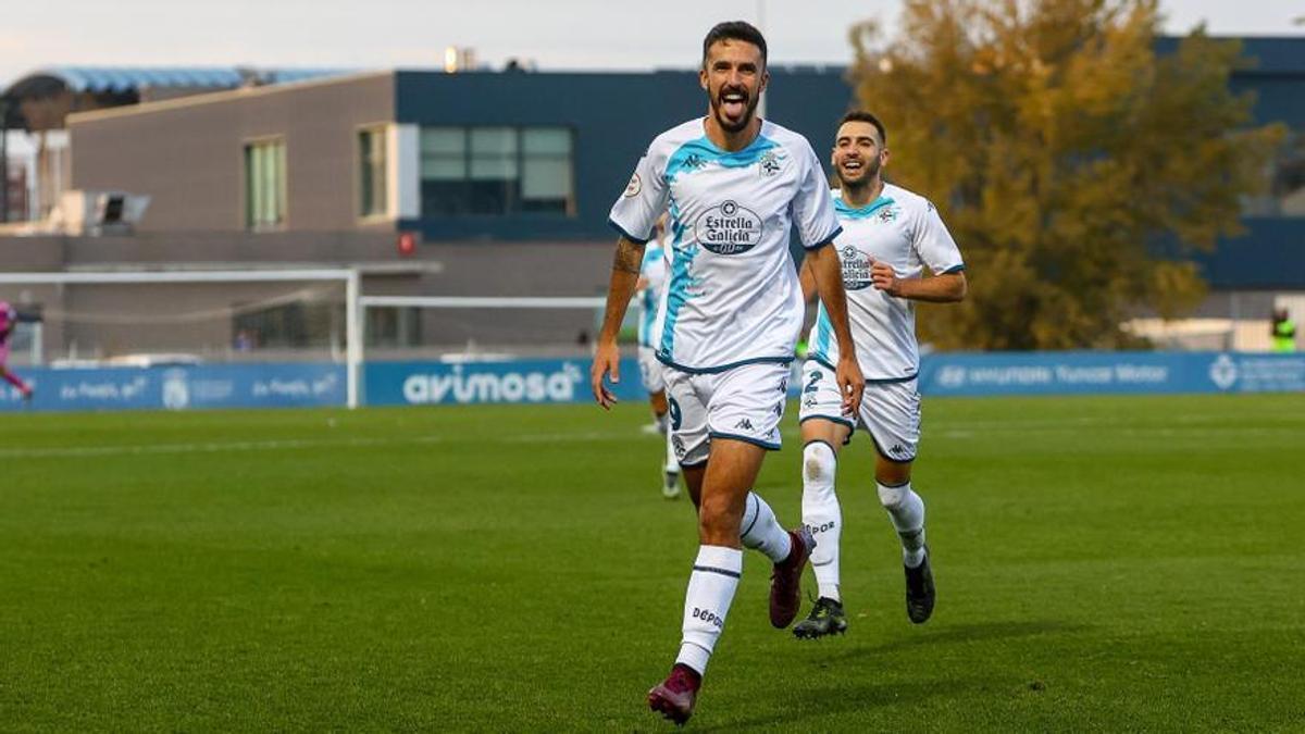 El ex del Córdoba CF, Alberto Quiles, celebra uno de los tres goles que logró para el Deportivo en el Fernando Torres.