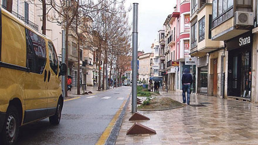 Los pequeños hitos se alinean a lo largo de la zona peatonal.